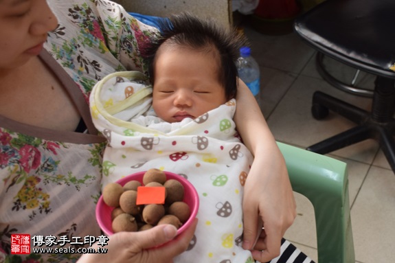 剃胎毛、滿月剃頭、嬰兒剃頭、嬰兒理髮、嬰兒剃髮、嬰兒剃胎毛、嬰兒滿月剃頭、寶寶剃頭、剃胎毛儀式、剃胎毛吉祥話、滿月剃頭儀式、滿月剃頭吉祥話、寶寶剃胎毛、寶寶滿月剃頭理髮、 新竹竹東鎮剃胎毛、新竹竹東鎮滿月剃頭、 新竹竹東鎮嬰兒剃頭剃胎毛、新竹竹東鎮嬰兒理髮、新竹竹東鎮嬰兒剃髮、蕭寶寶(新竹竹東鎮到府嬰兒寶寶滿月剃頭理髮、免費到府嬰兒剃胎毛儀式吉祥話)。到府剃頭剃胎毛主持、專業拍照、DVD光碟、證書。★購買「臍帶章、肚臍章、胎毛筆刷印章」贈送：剃頭、收涎、抓周，三選一。2017.06.10  照片7