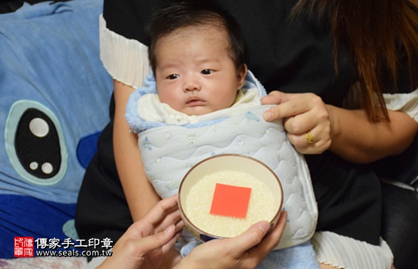 剃胎毛、滿月剃頭、嬰兒剃頭、嬰兒理髮、嬰兒剃髮、嬰兒剃胎毛、嬰兒滿月剃頭、寶寶剃頭、剃胎毛儀式、剃胎毛吉祥話、滿月剃頭儀式、滿月剃頭吉祥話、寶寶剃胎毛、寶寶滿月剃頭理髮、 新北市三芝地區剃胎毛、新北市三芝地區滿月剃頭、新北市三芝地區嬰兒剃頭剃胎毛、新北市三芝地區嬰兒理髮、新北市嬰兒剃髮、羅寶寶(新北三芝區嬰兒寶寶滿月剃頭理髮、免費嬰兒剃胎毛儀式吉祥話)。中國風會場，爸媽寶貝免費穿「日中韓」古裝禮服。專業拍照、DVD光碟、證書。★購買「臍帶章、肚臍章、胎毛筆刷印章」贈送：剃頭、收涎、抓周，三選一。2017.08.27照片7