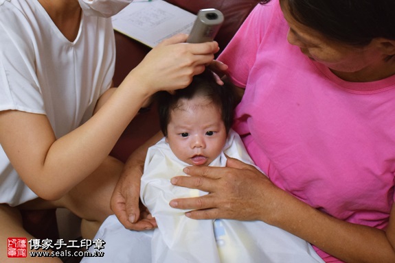 剃胎毛、滿月剃頭、嬰兒剃頭、嬰兒理髮、嬰兒剃髮、嬰兒剃胎毛、嬰兒滿月剃頭、寶寶剃頭、剃胎毛儀式、剃胎毛吉祥話、滿月剃頭儀式、滿月剃頭吉祥話、寶寶剃胎毛、寶寶滿月剃頭理髮、 台南市佳里地區剃胎毛、台南市佳里地區滿月剃頭、台南市佳里地區嬰兒剃頭剃胎毛、台南市佳里地區嬰兒理髮、台南市嬰兒剃髮、鍾寶寶(台南佳里區到府嬰兒寶寶滿月剃頭理髮、免費到府嬰兒剃胎毛儀式吉祥話)。到府剃頭剃胎毛主持、專業拍照、DVD光碟、證書。★購買「臍帶章、肚臍章、胎毛筆刷印章」贈送：剃頭、收涎、抓周，三選一。2017.09.23照片15