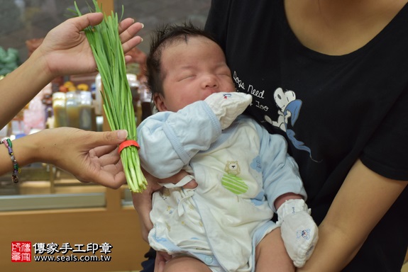 剃胎毛、滿月剃頭、嬰兒剃頭、嬰兒理髮、嬰兒剃髮、嬰兒剃胎毛、嬰兒滿月剃頭、寶寶剃頭、剃胎毛儀式、剃胎毛吉祥話、滿月剃頭儀式、滿月剃頭吉祥話、寶寶剃胎毛、寶寶滿月剃頭理髮、 新北市永和地區剃胎毛、新北市永和地區滿月剃頭、新北市永和地區嬰兒剃頭剃胎毛、新北市永和地區嬰兒理髮、新北市嬰兒剃髮、曹寶寶(新北永和區嬰兒寶寶滿月剃頭理髮、免費嬰兒剃胎毛儀式吉祥話)。中國風會場，爸媽寶貝免費穿「日中韓」古裝禮服。專業拍照、DVD光碟、證書。★購買「臍帶章、肚臍章、胎毛筆刷印章」贈送：剃頭、收涎、抓周，三選一。2017.10.04照片8