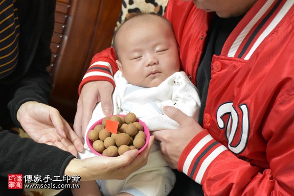 剃胎毛、滿月剃頭、嬰兒剃頭、嬰兒理髮、嬰兒剃髮、嬰兒剃胎毛、嬰兒滿月剃頭、寶寶剃頭、剃胎毛儀式、剃胎毛吉祥話、滿月剃頭儀式、滿月剃頭吉祥話、寶寶剃胎毛、寶寶滿月剃頭理髮、 新竹縣竹東地區剃胎毛、新竹縣竹東地區滿月剃頭、新竹縣竹東地區嬰兒剃頭剃胎毛、新竹縣竹東地區嬰兒理髮、新竹市嬰兒剃髮、曾寶寶(新竹竹東市到府嬰兒寶寶滿月剃頭理髮、免費到府嬰兒剃胎毛儀式吉祥話)。到府剃頭剃胎毛主持、專業拍照、DVD光碟、證書。★購買「臍帶章、肚臍章、胎毛筆刷印章」贈送：剃頭、收涎、抓周，三選一。2017.11.19照片6