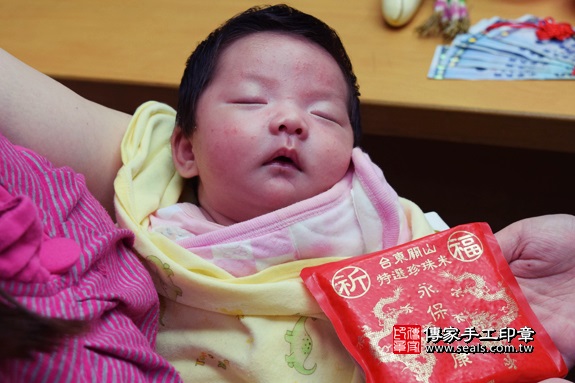 剃胎毛、滿月剃頭、嬰兒剃頭、嬰兒理髮、嬰兒剃髮、嬰兒剃胎毛、嬰兒滿月剃頭、寶寶剃頭、剃胎毛儀式、剃胎毛吉祥話、滿月剃頭儀式、滿月剃頭吉祥話、寶寶剃胎毛、寶寶滿月剃頭理髮、 台中市北區地區剃胎毛、台中市北區地區滿月剃頭、台中市北區地區嬰兒剃頭剃胎毛、台中市北區地區嬰兒理髮、台中市嬰兒剃髮、林寶寶(台中市北區嬰兒寶寶滿月剃頭理髮、免費嬰兒剃胎毛儀式吉祥話)。中國風會場，爸媽寶貝免費穿「日中韓」古裝禮服。專業拍照、DVD光碟、證書。★購買「臍帶章、肚臍章、胎毛筆刷印章」贈送：剃頭、收涎、抓周，三選一。2017.11.27照片7