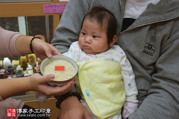 剃胎毛、滿月剃頭、嬰兒剃頭、嬰兒理髮、嬰兒剃髮、嬰兒剃胎毛、嬰兒滿月剃頭、寶寶剃頭、剃胎毛儀式、剃胎毛吉祥話、滿月剃頭儀式、滿月剃頭吉祥話、寶寶剃胎毛、寶寶滿月剃頭理髮、 新北市永和地區剃胎毛、新北市永和地區滿月剃頭、新北市永和地區嬰兒剃頭剃胎毛、新北市永和地區嬰兒理髮、新北市嬰兒剃髮、洪寶寶(新北永和區嬰兒寶寶滿月剃頭理髮、免費嬰兒剃胎毛儀式吉祥話)。中國風會場，爸媽寶貝免費穿「日中韓」古裝禮服。專業拍照、DVD光碟、證書。★購買「臍帶章、肚臍章、胎毛筆刷印章」贈送：剃頭、收涎、抓周，三選一。2017.12.12照片6