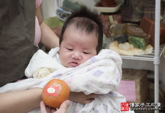 剃胎毛、滿月剃頭、嬰兒剃頭、嬰兒理髮、嬰兒剃髮、嬰兒剃胎毛、嬰兒滿月剃頭、寶寶剃頭、剃胎毛儀式、剃胎毛吉祥話、滿月剃頭儀式、滿月剃頭吉祥話、寶寶剃胎毛、寶寶滿月剃頭理髮、新北永和區剃胎毛、新北永和區滿月剃頭、新北永和區嬰兒剃頭剃胎毛、新北永和區嬰兒理髮、新北永和區嬰兒剃髮、李寶寶(新北永和區嬰兒寶寶滿月剃頭理髮、免費嬰兒剃胎毛儀式吉祥話)。中國風會場，爸媽寶貝免費穿「日中韓」古裝禮服。專業拍照、DVD光碟、證書。★購買「臍帶章、肚臍章、胎毛筆刷印章」贈送：剃頭、收涎、抓周，三選一。2016.05.16  照片8