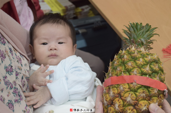 游寶寶(新北永和區嬰兒寶寶滿月剃頭理髮、免費嬰兒剃胎毛儀式吉祥話)。中國風會場，爸媽寶貝免費穿「日中韓」古裝禮服。專業拍照、DVD光碟、證書。★購買「臍帶章、肚臍章、胎毛筆刷印章」贈送：剃頭、收涎、抓周，三選一。 2015.12.02 照片13