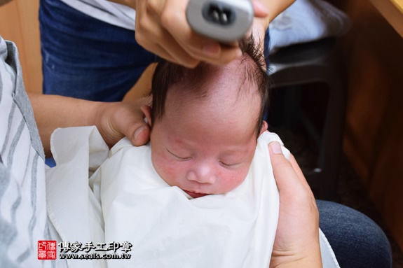 剃胎毛、滿月剃頭、嬰兒剃頭、嬰兒理髮、嬰兒剃髮、嬰兒剃胎毛、嬰兒滿月剃頭、寶寶剃頭、剃胎毛儀式、剃胎毛吉祥話、滿月剃頭儀式、滿月剃頭吉祥話、寶寶剃胎毛、寶寶滿月剃頭理髮、台中北區剃胎毛、台中北區滿月剃頭、台中北區嬰兒剃頭剃胎毛、台中北區嬰兒理髮、台中北區嬰兒剃髮、王寶寶(台中北區嬰兒寶寶滿月剃頭理髮、免費嬰兒剃胎毛儀式吉祥話)。中國風會場，爸媽寶貝免費穿「日中韓」古裝禮服。專業拍照、DVD光碟、證書。★購買「臍帶章、肚臍章、胎毛筆刷印章」贈送：剃頭、收涎、抓周，三選一。2016.09.13  照片16