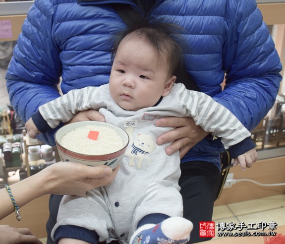 剃胎毛、滿月剃頭、嬰兒剃頭、嬰兒理髮、嬰兒剃髮、嬰兒剃胎毛、嬰兒滿月剃頭、寶寶剃頭、剃胎毛儀式、剃胎毛吉祥話、滿月剃頭儀式、滿月剃頭吉祥話、寶寶剃胎毛、寶寶滿月剃頭理髮、 新北永和區剃胎毛、新北永和區滿月剃頭、新北永和區嬰兒剃頭剃胎毛、新北永和區嬰兒理髮、新北永和區嬰兒剃髮、吳寶寶(新北永和區嬰兒寶寶滿月剃頭理髮、免費嬰兒剃胎毛儀式吉祥話)。中國風會場，爸媽寶貝免費穿「日中韓」古裝禮服。專業拍照、DVD光碟、證書。★購買「臍帶章、肚臍章、胎毛筆刷印章」贈送：剃頭、收涎、抓周，三選一。2015.12.12 照片6