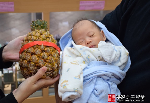 剃胎毛、滿月剃頭、嬰兒剃頭、嬰兒理髮、嬰兒剃髮、嬰兒剃胎毛、嬰兒滿月剃頭、寶寶剃頭、剃胎毛儀式、剃胎毛吉祥話、滿月剃頭儀式、滿月剃頭吉祥話、寶寶剃胎毛、寶寶滿月剃頭理髮、新北永和區剃胎毛、新北永和區滿月剃頭、新北永和區嬰兒剃頭剃胎毛、新北永和區嬰兒理髮、新北永和區嬰兒剃髮、林寶寶(新北永和區嬰兒寶寶滿月剃頭理髮、免費嬰兒剃胎毛儀式吉祥話)。中國風會場，爸媽寶貝免費穿「日中韓」古裝禮服。專業拍照、DVD光碟、證書。★購買「臍帶章、肚臍章、胎毛筆刷印章」贈送：剃頭、收涎、抓周，三選一。2016.01.25 照片13