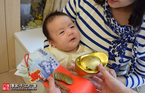 剃胎毛、滿月剃頭、嬰兒剃頭、嬰兒理髮、嬰兒剃髮、嬰兒剃胎毛、嬰兒滿月剃頭、寶寶剃頭、剃胎毛儀式、剃胎毛吉祥話、滿月剃頭儀式、滿月剃頭吉祥話、寶寶剃胎毛、寶寶滿月剃頭理髮、 新北汐止區剃胎毛、新北汐止區滿月剃頭、 新北汐止區嬰兒剃頭剃胎毛、新北汐止區嬰兒理髮、新北汐止區嬰兒剃髮、謝寶寶(新北汐止區到府嬰兒寶寶滿月剃頭理髮、免費到府嬰兒剃胎毛儀式吉祥話)。到府剃頭剃胎毛主持、專業拍照、DVD光碟、證書。★購買「臍帶章、肚臍章、胎毛筆刷印章」贈送：剃頭、收涎、抓周，三選一。2016.12.03  照片13