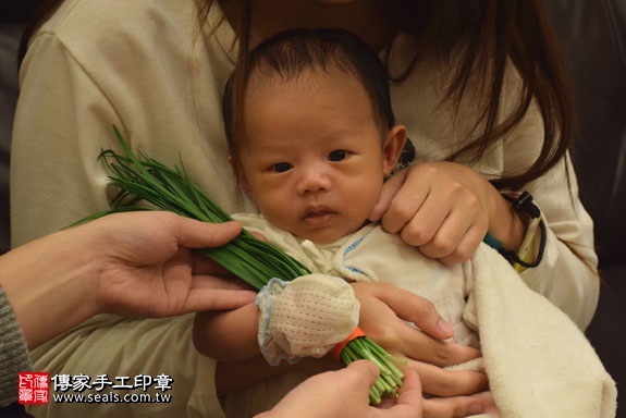 剃胎毛、滿月剃頭、嬰兒剃頭、嬰兒理髮、嬰兒剃髮、嬰兒剃胎毛、嬰兒滿月剃頭、寶寶剃頭、剃胎毛儀式、剃胎毛吉祥話、滿月剃頭儀式、滿月剃頭吉祥話、寶寶剃胎毛、寶寶滿月剃頭理髮、 新北新莊區剃胎毛、新北新莊區滿月剃頭、 新北新莊區嬰兒剃頭剃胎毛、新北新莊區嬰兒理髮、新北新莊區嬰兒剃髮、張寶寶(新北新莊區到府嬰兒寶寶滿月剃頭理髮、免費到府嬰兒剃胎毛儀式吉祥話)。到府剃頭剃胎毛主持、專業拍照、DVD光碟、證書。★購買「臍帶章、肚臍章、胎毛筆刷印章」贈送：剃頭、收涎、抓周，三選一。2017.02.09  照片8