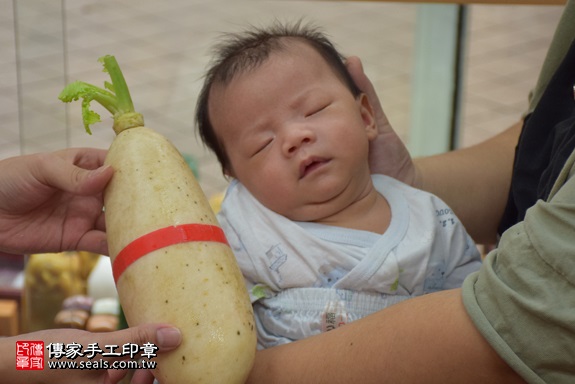 剃胎毛、滿月剃頭、嬰兒剃頭、嬰兒理髮、嬰兒剃髮、嬰兒剃胎毛、嬰兒滿月剃頭、寶寶剃頭、剃胎毛儀式、剃胎毛吉祥話、滿月剃頭儀式、滿月剃頭吉祥話、寶寶剃胎毛、寶寶滿月剃頭理髮、 新北市永和地區剃胎毛、新北市永和地區滿月剃頭、新北市永和地區嬰兒剃頭剃胎毛、新北市永和地區嬰兒理髮、新北市嬰兒剃髮、張寶寶(新北永和區嬰兒寶寶滿月剃頭理髮、免費嬰兒剃胎毛儀式吉祥話)。中國風會場，爸媽寶貝免費穿「日中韓」古裝禮服。專業拍照、DVD光碟、證書。★購買「臍帶章、肚臍章、胎毛筆刷印章」贈送：剃頭、收涎、抓周，三選一。2017.10.25照片11