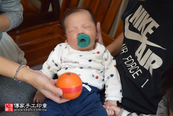 剃胎毛、滿月剃頭、嬰兒剃頭、嬰兒理髮、嬰兒剃髮、嬰兒剃胎毛、嬰兒滿月剃頭、寶寶剃頭、剃胎毛儀式、剃胎毛吉祥話、滿月剃頭儀式、滿月剃頭吉祥話、寶寶剃胎毛、寶寶滿月剃頭理髮、 新北市中和地區剃胎毛、新北市中和地區滿月剃頭、新北市中和地區嬰兒剃頭剃胎毛、新北市中和地區嬰兒理髮、新北市嬰兒剃髮、顏寶寶(新北中和區到府嬰兒寶寶滿月剃頭理髮、免費到府嬰兒剃胎毛儀式吉祥話)。到府剃頭剃胎毛主持、專業拍照、DVD光碟、證書。★購買「臍帶章、肚臍章、胎毛筆刷印章」贈送：剃頭、收涎、抓周，三選一。2017.11.09照片9