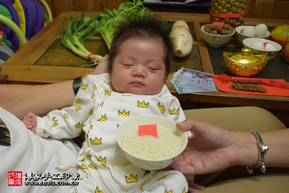 剃胎毛、滿月剃頭、嬰兒剃頭、嬰兒理髮、嬰兒剃髮、嬰兒剃胎毛、嬰兒滿月剃頭、寶寶剃頭、剃胎毛儀式、剃胎毛吉祥話、滿月剃頭儀式、滿月剃頭吉祥話、寶寶剃胎毛、寶寶滿月剃頭理髮、 新竹縣竹東地區剃胎毛、新竹縣竹東地區滿月剃頭、新竹縣竹東地區嬰兒剃頭剃胎毛、新竹縣竹東地區嬰兒理髮、新竹縣嬰兒剃髮、陳寶寶(新竹竹東鎮到府嬰兒寶寶滿月剃頭理髮、免費到府嬰兒剃胎毛儀式吉祥話)。到府剃頭剃胎毛主持、專業拍照、DVD光碟、證書。★購買「臍帶章、肚臍章、胎毛筆刷印章」贈送：剃頭、收涎、抓周，三選一。2017.11.25照片6