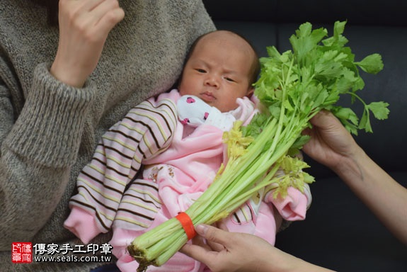 剃胎毛、滿月剃頭、嬰兒剃頭、嬰兒理髮、嬰兒剃髮、嬰兒剃胎毛、嬰兒滿月剃頭、寶寶剃頭、剃胎毛儀式、剃胎毛吉祥話、滿月剃頭儀式、滿月剃頭吉祥話、寶寶剃胎毛、寶寶滿月剃頭理髮、新北五股區剃胎毛、新北五股區滿月剃頭、新北五股區嬰兒剃頭剃胎毛、新北五股區嬰兒理髮、新北五股區嬰兒剃髮、許寶寶(新北五股區嬰兒寶寶滿月剃頭理髮、免費嬰兒剃胎毛儀式吉祥話)。中國風會場，爸媽寶貝免費穿「日中韓」古裝禮服。專業拍照、DVD光碟、證書。★購買「臍帶章、肚臍章、胎毛筆刷印章」贈送：剃頭、收涎、抓周，三選一。2017.02.10 照片11