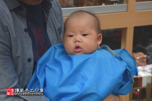 剃胎毛、滿月剃頭、嬰兒剃頭、嬰兒理髮、嬰兒剃髮、嬰兒剃胎毛、嬰兒滿月剃頭、寶寶剃頭、剃胎毛儀式、剃胎毛吉祥話、滿月剃頭儀式、滿月剃頭吉祥話、寶寶剃胎毛、寶寶滿月剃頭理髮、新北永和區剃胎毛、新北永和區滿月剃頭、新北永和區嬰兒剃頭剃胎毛、新北永和區嬰兒理髮、新北永和區嬰兒剃髮、梅寶寶(新北永和區嬰兒寶寶滿月剃頭理髮、免費嬰兒剃胎毛儀式吉祥話)。中國風會場，爸媽寶貝免費穿「日中韓」古裝禮服。專業拍照、DVD光碟、證書。★購買「臍帶章、肚臍章、胎毛筆刷印章」贈送：剃頭、收涎、抓周，三選一。2017.06.17 照片16
