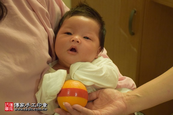 剃胎毛、滿月剃頭、嬰兒剃頭、嬰兒理髮、嬰兒剃髮、嬰兒剃胎毛、嬰兒滿月剃頭、寶寶剃頭、剃胎毛儀式、剃胎毛吉祥話、滿月剃頭儀式、滿月剃頭吉祥話、寶寶剃胎毛、寶寶滿月剃頭理髮、 新北土城區剃胎毛、新北土城區滿月剃頭、 新北土城區嬰兒剃頭剃胎毛、新北土城區嬰兒理髮、新北土城區嬰兒剃髮、黃寶寶(新北土城區到府嬰兒寶寶滿月剃頭理髮、免費到府嬰兒剃胎毛儀式吉祥話)。到府剃頭剃胎毛主持、專業拍照、DVD光碟、證書。★購買「臍帶章、肚臍章、胎毛筆刷印章」贈送：剃頭、收涎、抓周，三選一。2017.06.10  照片9