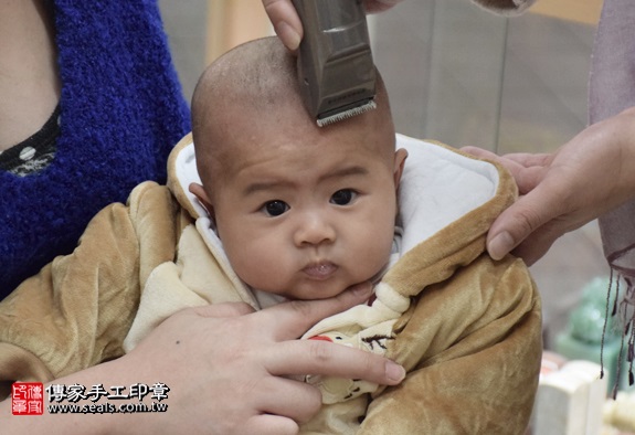 剃胎毛、滿月剃頭、嬰兒剃頭、嬰兒理髮、嬰兒剃髮、嬰兒剃胎毛、嬰兒滿月剃頭、寶寶剃頭、剃胎毛儀式、剃胎毛吉祥話、滿月剃頭儀式、滿月剃頭吉祥話、寶寶剃胎毛、寶寶滿月剃頭理髮、新北永和區剃胎毛、新北永和區滿月剃頭、新北永和區嬰兒剃頭剃胎毛、新北永和區嬰兒理髮、新北永和區嬰兒剃髮、林寶寶(新北永和區嬰兒寶寶滿月剃頭理髮、免費嬰兒剃胎毛儀式吉祥話)。中國風會場，爸媽寶貝免費穿「日中韓」古裝禮服。專業拍照、DVD光碟、證書。★購買「臍帶章、肚臍章、胎毛筆刷印章」贈送：剃頭、收涎、抓周，三選一。2016.03.24  照片19