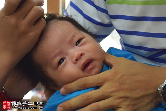 剃胎毛、滿月剃頭、嬰兒剃頭、嬰兒理髮、嬰兒剃髮、嬰兒剃胎毛、嬰兒滿月剃頭、寶寶剃頭、剃胎毛儀式、剃胎毛吉祥話、滿月剃頭儀式、滿月剃頭吉祥話、寶寶剃胎毛、寶寶滿月剃頭理髮、 新竹市香山地區剃胎毛、新竹市香山地區滿月剃頭、新竹市香山地區嬰兒剃頭剃胎毛、新竹市香山地區嬰兒理髮、新竹市嬰兒剃髮、 許寶寶(新竹香山區嬰兒寶寶滿月剃頭理髮、免費嬰兒剃胎毛儀式吉祥話)。中國風會場，爸媽寶貝免費穿「日中韓」古裝禮服。專業拍照、DVD光碟、證書。★購買「臍帶章、肚臍章、胎毛筆刷印章」贈送：剃頭、收涎、抓周，三選一。2017.08.11照片15