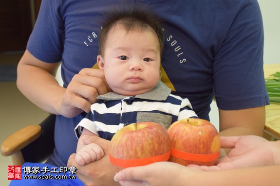 剃胎毛、滿月剃頭、嬰兒剃頭、嬰兒理髮、嬰兒剃髮、嬰兒剃胎毛、嬰兒滿月剃頭、寶寶剃頭、剃胎毛儀式、剃胎毛吉祥話、滿月剃頭儀式、滿月剃頭吉祥話、寶寶剃胎毛、寶寶滿月剃頭理髮、 新北市永和地區剃胎毛、新北市永和地區滿月剃頭、新北市永和地區嬰兒剃頭剃胎毛、新北市永和地區嬰兒理髮、新北市嬰兒剃髮、王寶寶(新北永和區府嬰兒寶寶滿月剃頭理髮、免費到府嬰兒剃胎毛儀式吉祥話)。到府剃頭剃胎毛主持、專業拍照、DVD光碟、證書。★購買「臍帶章、肚臍章、胎毛筆刷印章」贈送：剃頭、收涎、抓周，三選一。2017.09.15照片8