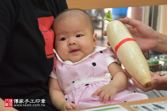 剃胎毛、滿月剃頭、嬰兒剃頭、嬰兒理髮、嬰兒剃髮、嬰兒剃胎毛、嬰兒滿月剃頭、寶寶剃頭、剃胎毛儀式、剃胎毛吉祥話、滿月剃頭儀式、滿月剃頭吉祥話、寶寶剃胎毛、寶寶滿月剃頭理髮、 新北市永和地區剃胎毛、新北市永和地區滿月剃頭、新北市永和地區嬰兒剃頭剃胎毛、新北市永和地區嬰兒理髮、新北市嬰兒剃髮、鄭寶寶(新北永和區嬰兒寶寶滿月剃頭理髮、免費嬰兒剃胎毛儀式吉祥話)。中國風會場，爸媽寶貝免費穿「日中韓」古裝禮服。專業拍照、DVD光碟、證書。★購買「臍帶章、肚臍章、胎毛筆刷印章」贈送：剃頭、收涎、抓周，三選一。2017.10.03照片9