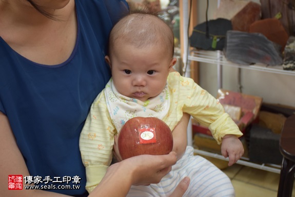 剃胎毛、滿月剃頭、嬰兒剃頭、嬰兒理髮、嬰兒剃髮、嬰兒剃胎毛、嬰兒滿月剃頭、寶寶剃頭、剃胎毛儀式、剃胎毛吉祥話、滿月剃頭儀式、滿月剃頭吉祥話、寶寶剃胎毛、寶寶滿月剃頭理髮、 新北市永和地區剃胎毛、新北市永和地區滿月剃頭、新北市永和地區嬰兒剃頭剃胎毛、新北市永和地區嬰兒理髮、新北市嬰兒剃髮、廖寶寶(新北永和區嬰兒寶寶滿月剃頭理髮、免費嬰兒剃胎毛儀式吉祥話)。中國風會場，爸媽寶貝免費穿「日中韓」古裝禮服。專業拍照、DVD光碟、證書。★購買「臍帶章、肚臍章、胎毛筆刷印章」贈送：剃頭、收涎、抓周，三選一。2017.10.09照片9