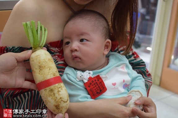 剃胎毛、滿月剃頭、嬰兒剃頭、嬰兒理髮、嬰兒剃髮、嬰兒剃胎毛、嬰兒滿月剃頭、寶寶剃頭、剃胎毛儀式、剃胎毛吉祥話、滿月剃頭儀式、滿月剃頭吉祥話、寶寶剃胎毛、寶寶滿月剃頭理髮、 高雄市鳳山地區剃胎毛、高雄市鳳山地區滿月剃頭、高雄市鳳山地區嬰兒剃頭剃胎毛、高雄市鳳山地區嬰兒理髮、高雄市嬰兒剃髮、王寶寶(高雄鳳山區嬰兒寶寶滿月剃頭理髮、免費嬰兒剃胎毛儀式吉祥話)。中國風會場，爸媽寶貝免費穿「日中韓」古裝禮服。專業拍照、DVD光碟、證書。★購買「臍帶章、肚臍章、胎毛筆刷印章」贈送：剃頭、收涎、抓周，三選一。2017.11.07照片13