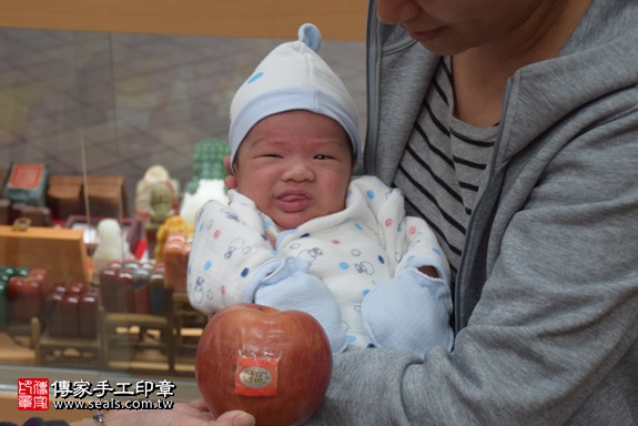 剃胎毛、滿月剃頭、嬰兒剃頭、嬰兒理髮、嬰兒剃髮、嬰兒剃胎毛、嬰兒滿月剃頭、寶寶剃頭、剃胎毛儀式、剃胎毛吉祥話、滿月剃頭儀式、滿月剃頭吉祥話、寶寶剃胎毛、寶寶滿月剃頭理髮、 新北市永和地區剃胎毛、新北市永和地區滿月剃頭、新北市永和地區嬰兒剃頭剃胎毛、新北市永和地區嬰兒理髮、新北市嬰兒剃髮、徐寶寶(新北永和區嬰兒寶寶滿月剃頭理髮、免費嬰兒剃胎毛儀式吉祥話)。中國風會場，爸媽寶貝免費穿「日中韓」古裝禮服。專業拍照、DVD光碟、證書。★購買「臍帶章、肚臍章、胎毛筆刷印章」贈送：剃頭、收涎、抓周，三選一。2017.11.21照片8