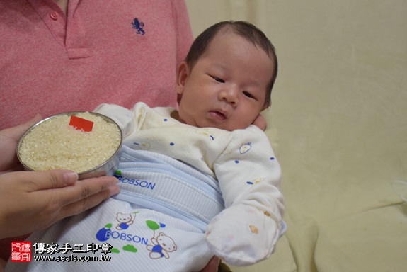 剃胎毛、滿月剃頭、嬰兒剃頭、嬰兒理髮、嬰兒剃髮、嬰兒剃胎毛、嬰兒滿月剃頭、寶寶剃頭、剃胎毛儀式、剃胎毛吉祥話、滿月剃頭儀式、滿月剃頭吉祥話、寶寶剃胎毛、寶寶滿月剃頭理髮、 台北市內湖地區剃胎毛、台北市內湖地區滿月剃頭、台北市內湖地區嬰兒剃頭剃胎毛、台北市內湖地區嬰兒理髮台北市嬰兒剃髮、張寶寶(台北內湖區到府嬰兒寶寶滿月剃頭理髮、免費到府嬰兒剃胎毛儀式吉祥話)。到府剃頭剃胎毛主持、專業拍照、DVD光碟、證書。★購買「臍帶章、肚臍章、胎毛筆刷印章」贈送：剃頭、收涎、抓周，三選一。2017.12.20照片6