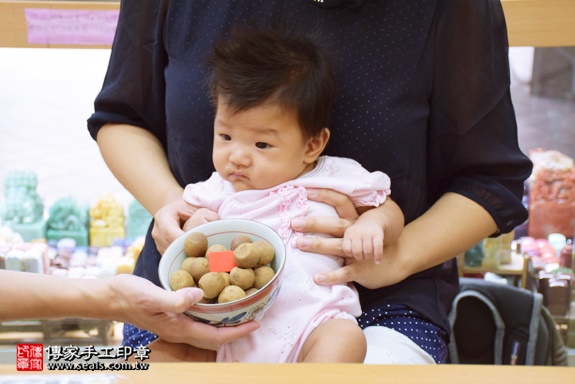 剃胎毛、滿月剃頭、嬰兒剃頭、嬰兒理髮、嬰兒剃髮、嬰兒剃胎毛、嬰兒滿月剃頭、寶寶剃頭、剃胎毛儀式、剃胎毛吉祥話、滿月剃頭儀式、滿月剃頭吉祥話、寶寶剃胎毛、寶寶滿月剃頭理髮、新北永和區剃胎毛、新北永和區滿月剃頭、新北永和區嬰兒剃頭剃胎毛、新北永和區嬰兒理髮、新北永和區嬰兒剃髮、雷寶寶(新北永和區嬰兒寶寶滿月剃頭理髮、免費嬰兒剃胎毛儀式吉祥話)。中國風會場，爸媽寶貝免費穿「日中韓」古裝禮服。專業拍照、DVD光碟、證書。★購買「臍帶章、肚臍章、胎毛筆刷印章」贈送：剃頭、收涎、抓周，三選一。2016.08.21  照片7