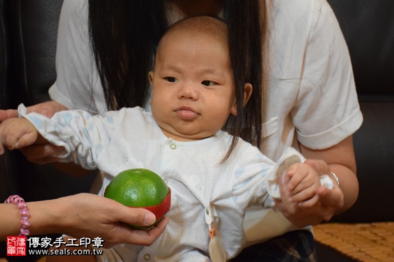 剃胎毛、滿月剃頭、嬰兒剃頭、嬰兒理髮、嬰兒剃髮、嬰兒剃胎毛、嬰兒滿月剃頭、寶寶剃頭、剃胎毛儀式、剃胎毛吉祥話、滿月剃頭儀式、滿月剃頭吉祥話、寶寶剃胎毛、寶寶滿月剃頭理髮、 桃園桃園區剃胎毛、桃園桃園區滿月剃頭、 桃園桃園區嬰兒剃頭剃胎毛、桃園桃園區嬰兒理髮、桃園桃園區嬰兒剃髮、戴寶寶(桃園桃園區到府嬰兒寶寶滿月剃頭理髮、免費到府嬰兒剃胎毛儀式吉祥話)。到府剃頭剃胎毛主持、專業拍照、DVD光碟、證書。★購買「臍帶章、肚臍章、胎毛筆刷印章」贈送：剃頭、收涎、抓周，三選一。2016.10.31  照片9