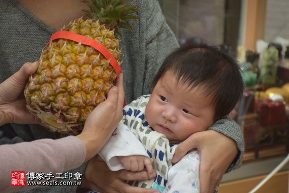 剃胎毛、滿月剃頭、嬰兒剃頭、嬰兒理髮、嬰兒剃髮、嬰兒剃胎毛、嬰兒滿月剃頭、寶寶剃頭、剃胎毛儀式、剃胎毛吉祥話、滿月剃頭儀式、滿月剃頭吉祥話、寶寶剃胎毛、寶寶滿月剃頭理髮、新北永和區剃胎毛、新北永和區滿月剃頭、新北永和區嬰兒剃頭剃胎毛、新北永和區嬰兒理髮、新北永和區嬰兒剃髮、陳寶寶(新北永和區嬰兒寶寶滿月剃頭理髮、免費嬰兒剃胎毛儀式吉祥話)。中國風會場，爸媽寶貝免費穿「日中韓」古裝禮服。專業拍照、DVD光碟、證書。★購買「臍帶章、肚臍章、胎毛筆刷印章」贈送：剃頭、收涎、抓周，三選一。2017.02.15 照片14