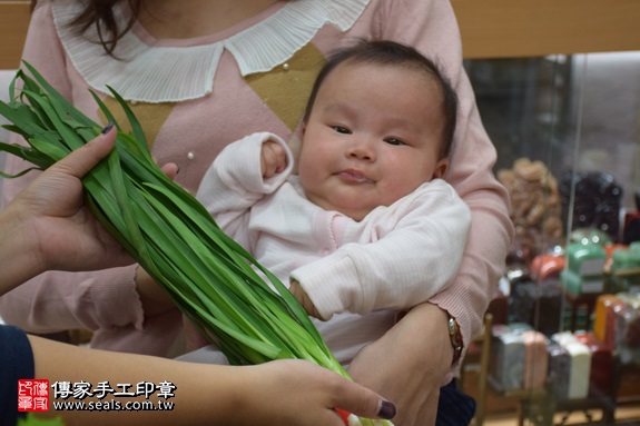 剃胎毛、滿月剃頭、嬰兒剃頭、嬰兒理髮、嬰兒剃髮、嬰兒剃胎毛、嬰兒滿月剃頭、寶寶剃頭、剃胎毛儀式、剃胎毛吉祥話、滿月剃頭儀式、滿月剃頭吉祥話、寶寶剃胎毛、寶寶滿月剃頭理髮、新北永和區剃胎毛、新北永和區滿月剃頭、新北永和區嬰兒剃頭剃胎毛、新北永和區嬰兒理髮、新北永和區嬰兒剃髮、謝寶寶(新北永和區嬰兒寶寶滿月剃頭理髮、免費嬰兒剃胎毛儀式吉祥話)。中國風會場，爸媽寶貝免費穿「日中韓」古裝禮服。專業拍照、DVD光碟、證書。★購買「臍帶章、肚臍章、胎毛筆刷印章」贈送：剃頭、收涎、抓周，三選一。2017.02.22 照片12