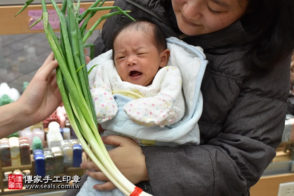 剃胎毛、滿月剃頭、嬰兒剃頭、嬰兒理髮、嬰兒剃髮、嬰兒剃胎毛、嬰兒滿月剃頭、寶寶剃頭、剃胎毛儀式、剃胎毛吉祥話、滿月剃頭儀式、滿月剃頭吉祥話、寶寶剃胎毛、寶寶滿月剃頭理髮、新北永和區剃胎毛、新北永和區滿月剃頭、新北永和區嬰兒剃頭剃胎毛、新北永和區嬰兒理髮、新北永和區嬰兒剃髮、周寶寶(新北永和區嬰兒寶寶滿月剃頭理髮、免費嬰兒剃胎毛儀式吉祥話)。中國風會場，爸媽寶貝免費穿「日中韓」古裝禮服。專業拍照、DVD光碟、證書。★購買「臍帶章、肚臍章、胎毛筆刷印章」贈送：剃頭、收涎、抓周，三選一。2017.04.27 照片12