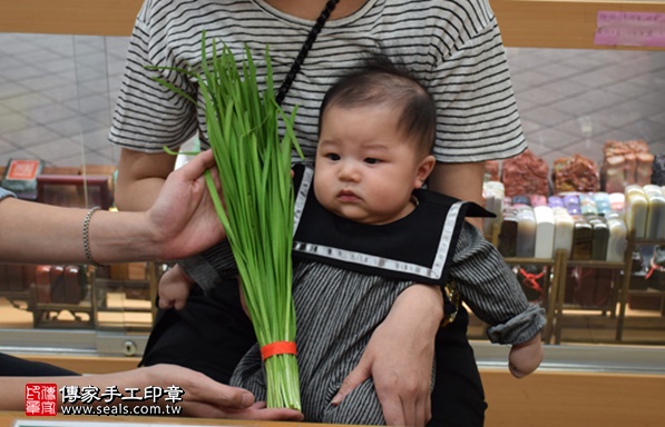 剃胎毛、滿月剃頭、嬰兒剃頭、嬰兒理髮、嬰兒剃髮、嬰兒剃胎毛、嬰兒滿月剃頭、寶寶剃頭、剃胎毛儀式、剃胎毛吉祥話、滿月剃頭儀式、滿月剃頭吉祥話、寶寶剃胎毛、寶寶滿月剃頭理髮、新北永和區剃胎毛、新北永和區滿月剃頭、新北永和區嬰兒剃頭剃胎毛、新北永和區嬰兒理髮、新北永和區嬰兒剃髮、蘇寶寶(新北永和區嬰兒寶寶滿月剃頭理髮、免費嬰兒剃胎毛儀式吉祥話)。中國風會場，爸媽寶貝免費穿「日中韓」古裝禮服。專業拍照、DVD光碟、證書。★購買「臍帶章、肚臍章、胎毛筆刷印章」贈送：剃頭、收涎、抓周，三選一。2017.04.23 照片10