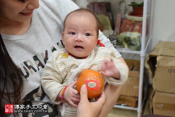 剃胎毛、滿月剃頭、嬰兒剃頭、嬰兒理髮、嬰兒剃髮、嬰兒剃胎毛、嬰兒滿月剃頭、寶寶剃頭、剃胎毛儀式、剃胎毛吉祥話、滿月剃頭儀式、滿月剃頭吉祥話、寶寶剃胎毛、寶寶滿月剃頭理髮、新北永和區剃胎毛、新北永和區滿月剃頭、新北永和區嬰兒剃頭剃胎毛、新北永和區嬰兒理髮、新北永和區嬰兒剃髮、鵝妹妹(新北永和區嬰兒寶寶滿月剃頭理髮、免費嬰兒剃胎毛儀式吉祥話)。中國風會場，爸媽寶貝免費穿「日中韓」古裝禮服。專業拍照、DVD光碟、證書。★購買「臍帶章、肚臍章、胎毛筆刷印章」贈送：剃頭、收涎、抓周，三選一。2017.05.09 照片9