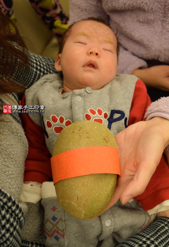 剃胎毛、滿月剃頭、嬰兒剃頭、嬰兒理髮、嬰兒剃髮、嬰兒剃胎毛、嬰兒滿月剃頭、寶寶剃頭、剃胎毛儀式、剃胎毛吉祥話、滿月剃頭儀式、滿月剃頭吉祥話、寶寶剃胎毛、寶寶滿月剃頭理髮、 新竹市剃胎毛、新竹市滿月剃頭、 新竹市嬰兒剃頭剃胎毛、新竹市嬰兒理髮、新竹市嬰兒剃髮、黃寶寶(新竹市到府嬰兒寶寶滿月剃頭理髮、免費到府嬰兒剃胎毛儀式吉祥話)。到府剃頭剃胎毛主持、專業拍照、DVD光碟、證書。★購買「臍帶章、肚臍章、胎毛筆刷印章」贈送：剃頭、收涎、抓周，三選一。2016.01.24 照片5