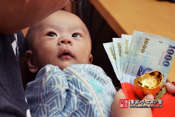 剃胎毛、滿月剃頭、嬰兒剃頭、嬰兒理髮、嬰兒剃髮、嬰兒剃胎毛、嬰兒滿月剃頭、寶寶剃頭、剃胎毛儀式、剃胎毛吉祥話、滿月剃頭儀式、滿月剃頭吉祥話、寶寶剃胎毛、寶寶滿月剃頭理髮、 台中市北區地區剃胎毛、台中市北區地區滿月剃頭、台中市北區地區嬰兒剃頭剃胎毛、台中市北區地區嬰兒理髮、台中市嬰兒剃髮、蘇寶寶(台中市北區嬰兒寶寶滿月剃頭理髮、免費嬰兒剃胎毛儀式吉祥話)。中國風會場，爸媽寶貝免費穿「日中韓」古裝禮服。專業拍照、DVD光碟、證書。★購買「臍帶章、肚臍章、胎毛筆刷印章」贈送：剃頭、收涎、抓周，三選一。2017.08.22照片13