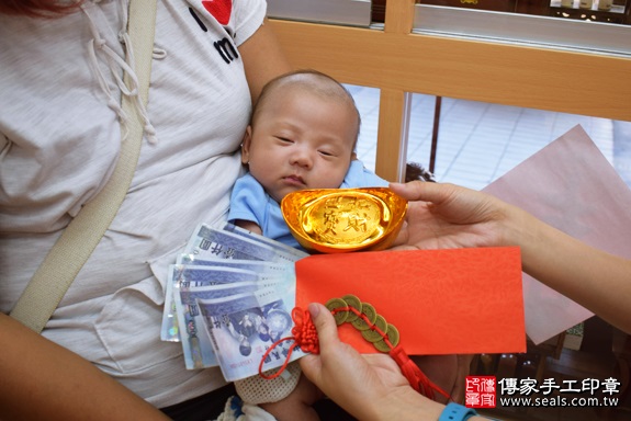 剃胎毛、滿月剃頭、嬰兒剃頭、嬰兒理髮、嬰兒剃髮、嬰兒剃胎毛、嬰兒滿月剃頭、寶寶剃頭、剃胎毛儀式、剃胎毛吉祥話、滿月剃頭儀式、滿月剃頭吉祥話、寶寶剃胎毛、寶寶滿月剃頭理髮、 高雄市鳳山地區剃胎毛、高雄市鳳山地區滿月剃頭、高雄市鳳山地區嬰兒剃頭剃胎毛、高雄市鳳山地區嬰兒理髮、高雄市嬰兒剃髮、張寶寶(高雄鳳山區嬰兒寶寶滿月剃頭理髮、免費嬰兒剃胎毛儀式吉祥話)。中國風會場，爸媽寶貝免費穿「日中韓」古裝禮服。專業拍照、DVD光碟、證書。★購買「臍帶章、肚臍章、胎毛筆刷印章」贈送：剃頭、收涎、抓周，三選一。2017.09.06照片13