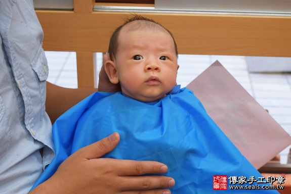 剃胎毛、滿月剃頭、嬰兒剃頭、嬰兒理髮、嬰兒剃髮、嬰兒剃胎毛、嬰兒滿月剃頭、寶寶剃頭、剃胎毛儀式、剃胎毛吉祥話、滿月剃頭儀式、滿月剃頭吉祥話、寶寶剃胎毛、寶寶滿月剃頭理髮、 高雄市鳳山地區剃胎毛、高雄市鳳山地區滿月剃頭、高雄市鳳山地區嬰兒剃頭剃胎毛、高雄市鳳山地區嬰兒理髮、高雄市嬰兒剃髮、小星星(高雄鳳山區嬰兒寶寶滿月剃頭理髮、免費嬰兒剃胎毛儀式吉祥話)。中國風會場，爸媽寶貝免費穿「日中韓」古裝禮服。專業拍照、DVD光碟、證書。★購買「臍帶章、肚臍章、胎毛筆刷印章」贈送：剃頭、收涎、抓周，三選一。2017.09.27照片15
