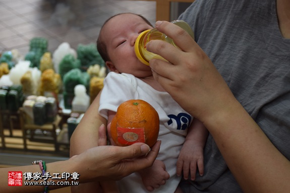 剃胎毛、滿月剃頭、嬰兒剃頭、嬰兒理髮、嬰兒剃髮、嬰兒剃胎毛、嬰兒滿月剃頭、寶寶剃頭、剃胎毛儀式、剃胎毛吉祥話、滿月剃頭儀式、滿月剃頭吉祥話、寶寶剃胎毛、寶寶滿月剃頭理髮、 新北市永和地區剃胎毛、新北市永和地區滿月剃頭、新北市永和地區嬰兒剃頭剃胎毛、新北市永和地區嬰兒理髮、新北市嬰兒剃髮、鄭寶寶(新北永和區嬰兒寶寶滿月剃頭理髮、免費嬰兒剃胎毛儀式吉祥話)。中國風會場，爸媽寶貝免費穿「日中韓」古裝禮服。專業拍照、DVD光碟、證書。★購買「臍帶章、肚臍章、胎毛筆刷印章」贈送：剃頭、收涎、抓周，三選一。2017.09.30照片9