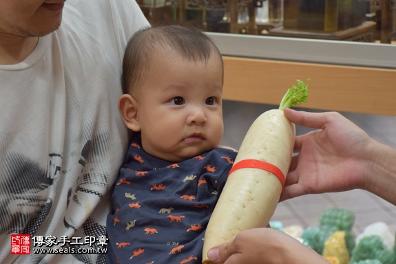 剃胎毛、滿月剃頭、嬰兒剃頭、嬰兒理髮、嬰兒剃髮、嬰兒剃胎毛、嬰兒滿月剃頭、寶寶剃頭、剃胎毛儀式、剃胎毛吉祥話、滿月剃頭儀式、滿月剃頭吉祥話、寶寶剃胎毛、寶寶滿月剃頭理髮、 新北市永和地區剃胎毛、新北市永和地區滿月剃頭、新北市永和地區嬰兒剃頭剃胎毛、新北市永和地區嬰兒理髮、新北市嬰兒剃髮、徐寶寶(新北永和區嬰兒寶寶滿月剃頭理髮、免費嬰兒剃胎毛儀式吉祥話)。中國風會場，爸媽寶貝免費穿「日中韓」古裝禮服。專業拍照、DVD光碟、證書。★購買「臍帶章、肚臍章、胎毛筆刷印章」贈送：剃頭、收涎、抓周，三選一。2017.10.09照片10