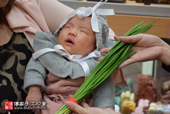 剃胎毛、滿月剃頭、嬰兒剃頭、嬰兒理髮、嬰兒剃髮、嬰兒剃胎毛、嬰兒滿月剃頭、寶寶剃頭、剃胎毛儀式、剃胎毛吉祥話、滿月剃頭儀式、滿月剃頭吉祥話、寶寶剃胎毛、寶寶滿月剃頭理髮、 新北市永和地區剃胎毛、新北市永和地區滿月剃頭、新北市永和地區嬰兒剃頭剃胎毛、新北市永和地區嬰兒理髮、新北市嬰兒剃髮、謝寶寶(新北永和區嬰兒寶寶滿月剃頭理髮、免費嬰兒剃胎毛儀式吉祥話)。中國風會場，爸媽寶貝免費穿「日中韓」古裝禮服。專業拍照、DVD光碟、證書。★購買「臍帶章、肚臍章、胎毛筆刷印章」贈送：剃頭、收涎、抓周，三選一。2017.10.26照片11