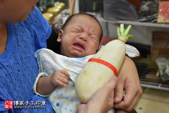 剃胎毛、滿月剃頭、嬰兒剃頭、嬰兒理髮、嬰兒剃髮、嬰兒剃胎毛、嬰兒滿月剃頭、寶寶剃頭、剃胎毛儀式、剃胎毛吉祥話、滿月剃頭儀式、滿月剃頭吉祥話、寶寶剃胎毛、寶寶滿月剃頭理髮、 新北市永和地區剃胎毛、新北市永和地區滿月剃頭、新北市永和地區嬰兒剃頭剃胎毛、新北市永和地區嬰兒理髮、新北市嬰兒剃髮、劉寶寶(新北永和區嬰兒寶寶滿月剃頭理髮、免費嬰兒剃胎毛儀式吉祥話)。中國風會場，爸媽寶貝免費穿「日中韓」古裝禮服。專業拍照、DVD光碟、證書。★購買「臍帶章、肚臍章、胎毛筆刷印章」贈送：剃頭、收涎、抓周，三選一。2017.11.05照片13