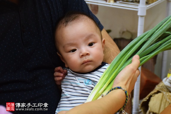 剃胎毛、滿月剃頭、嬰兒剃頭、嬰兒理髮、嬰兒剃髮、嬰兒剃胎毛、嬰兒滿月剃頭、寶寶剃頭、剃胎毛儀式、剃胎毛吉祥話、滿月剃頭儀式、滿月剃頭吉祥話、寶寶剃胎毛、寶寶滿月剃頭理髮、新北永和區剃胎毛、新北永和區滿月剃頭、新北永和區嬰兒剃頭剃胎毛、新北永和區嬰兒理髮、新北永和區嬰兒剃髮、林寶寶(新北永和區嬰兒寶寶滿月剃頭理髮、免費嬰兒剃胎毛儀式吉祥話)。中國風會場，爸媽寶貝免費穿「日中韓」古裝禮服。專業拍照、DVD光碟、證書。★購買「臍帶章、肚臍章、胎毛筆刷印章」贈送：剃頭、收涎、抓周，三選一。2016.07.23  照片13
