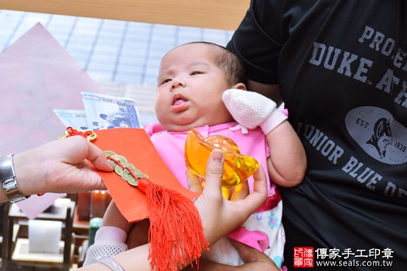 剃胎毛、滿月剃頭、嬰兒剃頭、嬰兒理髮、嬰兒剃髮、嬰兒剃胎毛、嬰兒滿月剃頭、寶寶剃頭、剃胎毛儀式、剃胎毛吉祥話、滿月剃頭儀式、滿月剃頭吉祥話、寶寶剃胎毛、寶寶滿月剃頭理髮、新竹香山區剃胎毛、新竹香山區滿月剃頭、新竹香山區嬰兒剃頭剃胎毛、新竹香山區嬰兒理髮、新竹香山區嬰兒剃髮、周寶寶(新竹香山區嬰兒寶寶滿月剃頭理髮、免費嬰兒剃胎毛儀式吉祥話)。中國風會場，爸媽寶貝免費穿「日中韓」古裝禮服。專業拍照、DVD光碟、證書。★購買「臍帶章、肚臍章、胎毛筆刷印章」贈送：剃頭、收涎、抓周，三選一。2016.07.20  照片14