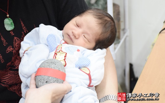 剃胎毛、滿月剃頭、嬰兒剃頭、嬰兒理髮、嬰兒剃髮、嬰兒剃胎毛、嬰兒滿月剃頭、寶寶剃頭、剃胎毛儀式、剃胎毛吉祥話、滿月剃頭儀式、滿月剃頭吉祥話、寶寶剃胎毛、寶寶滿月剃頭理髮、新北永和區剃胎毛、新北永和區滿月剃頭、新北永和區嬰兒剃頭剃胎毛、新北永和區嬰兒理髮、新北永和區嬰兒剃髮、陳寶寶(新北永和區嬰兒寶寶滿月剃頭理髮、免費嬰兒剃胎毛儀式吉祥話)。中國風會場，爸媽寶貝免費穿「日中韓」古裝禮服。專業拍照、DVD光碟、證書。★購買「臍帶章、肚臍章、胎毛筆刷印章」贈送：剃頭、收涎、抓周，三選一。2015.12.21 照片5