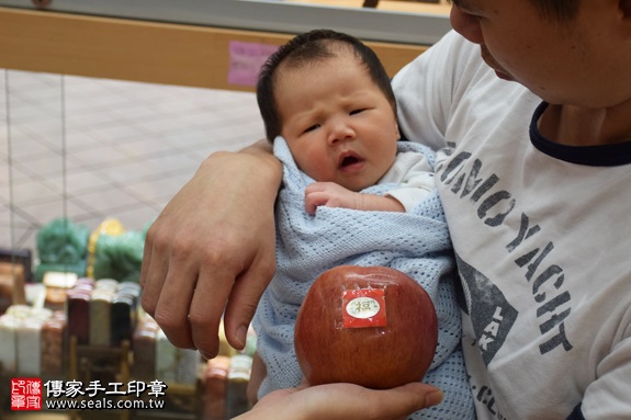 剃胎毛、滿月剃頭、嬰兒剃頭、嬰兒理髮、嬰兒剃髮、嬰兒剃胎毛、嬰兒滿月剃頭、寶寶剃頭、剃胎毛儀式、剃胎毛吉祥話、滿月剃頭儀式、滿月剃頭吉祥話、寶寶剃胎毛、寶寶滿月剃頭理髮、新北永和區剃胎毛、新北永和區滿月剃頭、新北永和區嬰兒剃頭剃胎毛、新北永和區嬰兒理髮、新北永和區嬰兒剃髮、盧寶寶(新北永和區嬰兒寶寶滿月剃頭理髮、免費嬰兒剃胎毛儀式吉祥話)。中國風會場，爸媽寶貝免費穿「日中韓」古裝禮服。專業拍照、DVD光碟、證書。★購買「臍帶章、肚臍章、胎毛筆刷印章」贈送：剃頭、收涎、抓周，三選一。2016.11.14 照片8