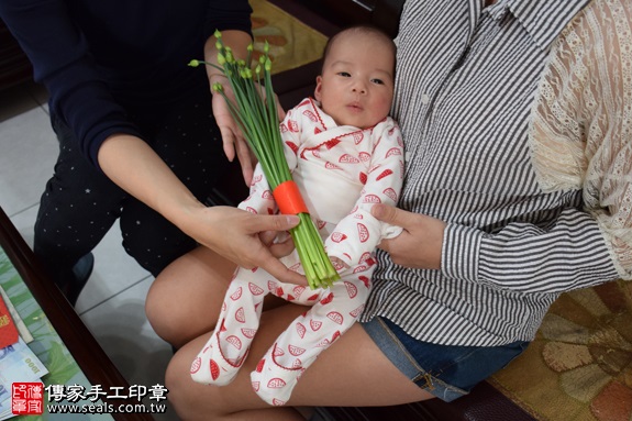 剃胎毛、滿月剃頭、嬰兒剃頭、嬰兒理髮、嬰兒剃髮、嬰兒剃胎毛、嬰兒滿月剃頭、寶寶剃頭、剃胎毛儀式、剃胎毛吉祥話、滿月剃頭儀式、滿月剃頭吉祥話、寶寶剃胎毛、寶寶滿月剃頭理髮、 新北五股區剃胎毛、新北五股區滿月剃頭、 新北五股區嬰兒剃頭剃胎毛、新北五股區嬰兒理髮、新北五股區嬰兒剃髮、陳寶寶(新北五股區到府嬰兒寶寶滿月剃頭理髮、免費到府嬰兒剃胎毛儀式吉祥話)。到府剃頭剃胎毛主持、專業拍照、DVD光碟、證書。★購買「臍帶章、肚臍章、胎毛筆刷印章」贈送：剃頭、收涎、抓周，三選一。2017.01.10  照片10