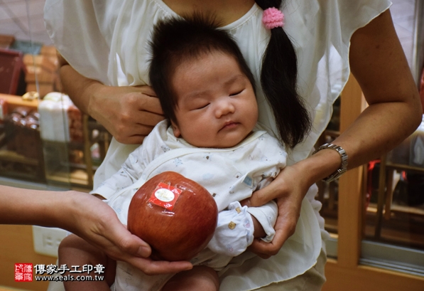 剃胎毛、滿月剃頭、嬰兒剃頭、嬰兒理髮、嬰兒剃髮、嬰兒剃胎毛、嬰兒滿月剃頭、寶寶剃頭、剃胎毛儀式、剃胎毛吉祥話、滿月剃頭儀式、滿月剃頭吉祥話、寶寶剃胎毛、寶寶滿月剃頭理髮、新北永和區剃胎毛、新北永和區滿月剃頭、新北永和區嬰兒剃頭剃胎毛、新北永和區嬰兒理髮、新北永和區嬰兒剃髮、陳寶寶(新北永和區嬰兒寶寶滿月剃頭理髮、免費嬰兒剃胎毛儀式吉祥話)。中國風會場，爸媽寶貝免費穿「日中韓」古裝禮服。專業拍照、DVD光碟、證書。★購買「臍帶章、肚臍章、胎毛筆刷印章」贈送：剃頭、收涎、抓周，三選一。2016.05.14  照片8