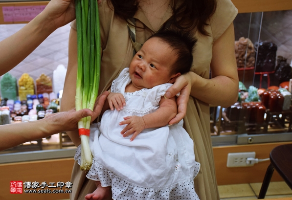 剃胎毛、滿月剃頭、嬰兒剃頭、嬰兒理髮、嬰兒剃髮、嬰兒剃胎毛、嬰兒滿月剃頭、寶寶剃頭、剃胎毛儀式、剃胎毛吉祥話、滿月剃頭儀式、滿月剃頭吉祥話、寶寶剃胎毛、寶寶滿月剃頭理髮、新北永和區剃胎毛、新北永和區滿月剃頭、新北永和區嬰兒剃頭剃胎毛、新北永和區嬰兒理髮、新北永和區嬰兒剃髮、陳寶寶(新北永和區嬰兒寶寶滿月剃頭理髮、免費嬰兒剃胎毛儀式吉祥話)。中國風會場，爸媽寶貝免費穿「日中韓」古裝禮服。專業拍照、DVD光碟、證書。★購買「臍帶章、肚臍章、胎毛筆刷印章」贈送：剃頭、收涎、抓周，三選一。2016.05.15  照片12
